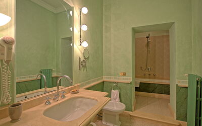 Il Castello: Bathroom