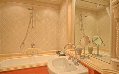 Il Castello: Bathroom