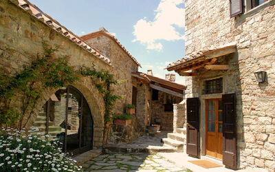 Casavecchia 12: Building Exterior