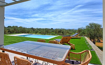 Villa Olivum: bassin, Extérieur