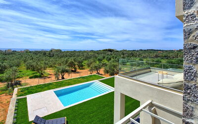 Villa Olivum: bassin, Extérieur