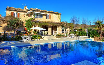 Villa Vittoria: all'aperto, Piscina