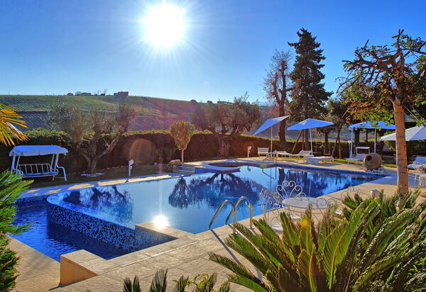 Villa Vittoria: Buitenshuis, Keer bekeken, Tuin, zwembad