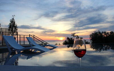 Villa Acropolitana: bassin, Extérieur