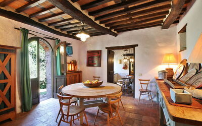 Lavanda: Common Room, Dining Room