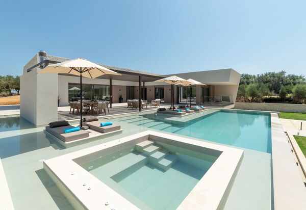 Villa El: bassin, jacuzzi