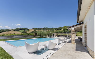 Villa Sasy: bassin, Extérieur