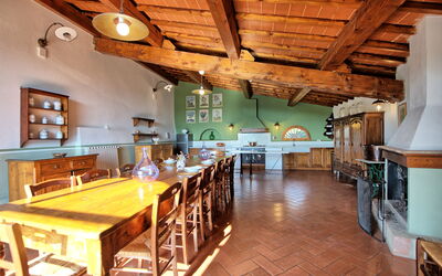 Villa Cona: Cuisine, Salle à manger, Salon