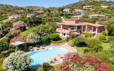 Essenza: Esterni, Piscina