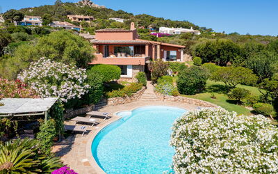 Essenza: Esterni, Piscina