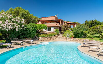 Essenza: Esterni, Piscina