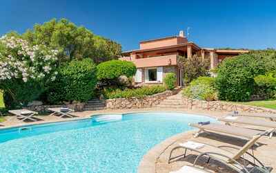 Essenza: Esterni, Piscina