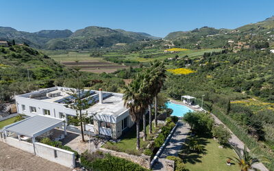 Villa Demetra: Pool, Scenic View
