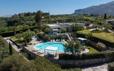 Villa Demetra: Pool, Scenic View