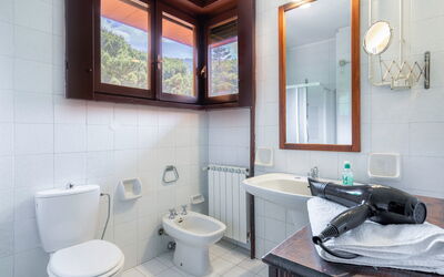 Tenuta de Paoli: Autumn, Bathroom, Spring, Summer