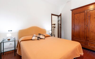 Tenuta de Paoli: Autumn, Bedroom, Spring, Summer