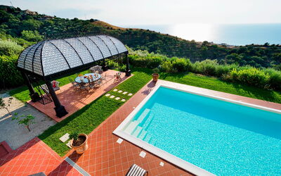 Villa Ester - Capo D'Orlando, Sicilia: Buitenkanten, Buitenshuis, Herfst, Keer bekeken, Lente, Tuin, Zomer, zwembad