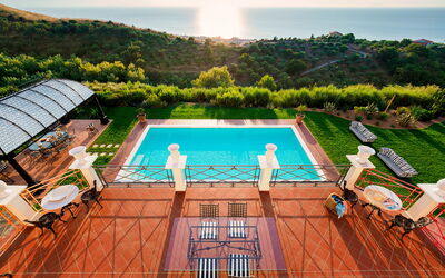 Villa Ester - Capo D'Orlando, Sicilia: Buitenkanten, Buitenshuis, Herfst, Keer bekeken, Lente, Tuin, Zomer, zwembad