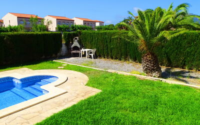 Villa Laura: Outdoor, Pool