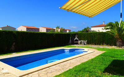 Villa Laura: Outdoor, Pool