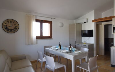 Luisa Apartment in Budoni, Shared Pool: Automne, Été, Printemps, Salon