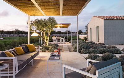 Villa Carmelita - Ragusa, Sicilia: Balkon / terras / patio, Buitenkanten, Buitenshuis, Herfst, Keer bekeken, Lente, Tuin, Zomer