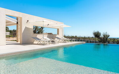 Villa Argento - Rosolini, Sicilia: Autumn, Balcony / Terrace / Patio, Building Exterior, Garden, Outdoor, Pool, Spring, Summer