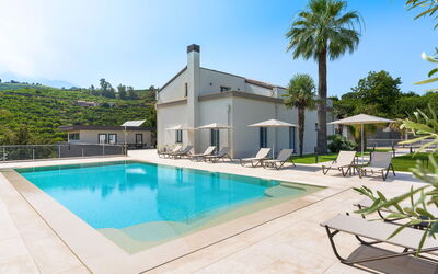 Villa Decorosa: Balkon / terras / patio, Buitenkanten, Buitenshuis, Herfst, Lente, Tuin, Zomer, zwembad