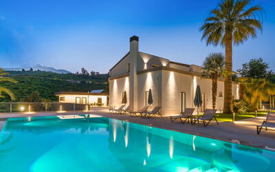 Villa Decorosa: Balkon / terras / patio, Buitenkanten, Buitenshuis, Herfst, Lente, Tuin, Zomer, zwembad