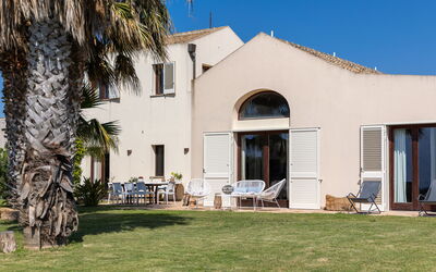 Villa Casale: Buitenkanten, Buitenshuis