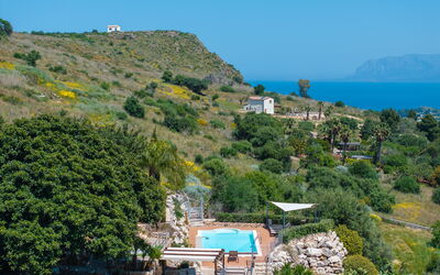 Villa Petra: Pool, Scenic View