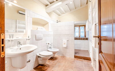 Chateau la Siroque: Badkamer