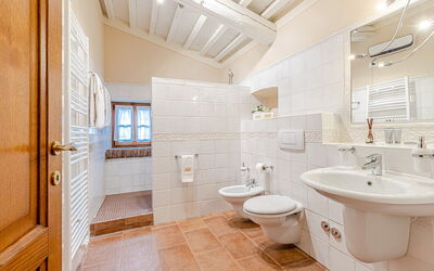 Chateau la Siroque: Badkamer