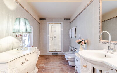Chateau la Siroque: Badkamer