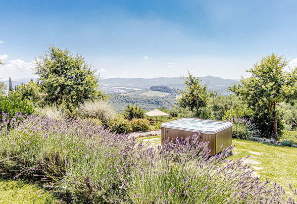 Chateau La Siroque: bubbelbad, Buitenkanten, Buitenshuis, Keer bekeken, Tuin