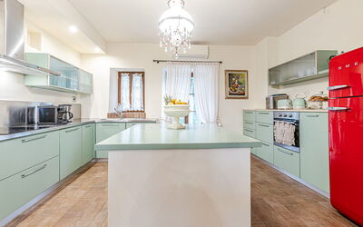 Chateau la Siroque: Kitchen