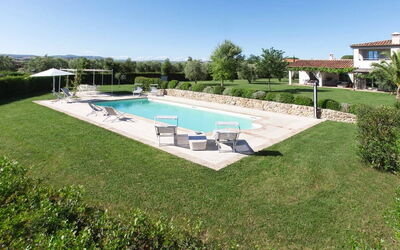 Villa Sant'Andrea: bassin, Extérieur