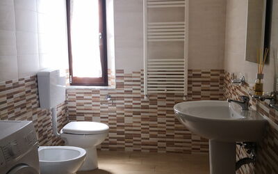 Franco House with Pool: Autumn, Bathroom, Spring, Summer