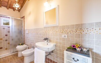 Peccioli Villa with Private Pool, Ac and Privacy: Badkamer, Herfst, Lente, Zomer