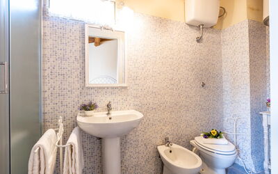 Peccioli Villa with Private Pool, Ac and Privacy: Badkamer, Herfst, Lente, Zomer