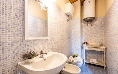 Peccioli Villa with Private Pool, Ac and Privacy: Badkamer, Herfst, Lente, Zomer