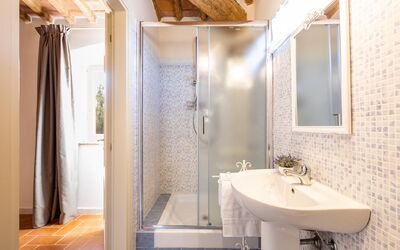 Peccioli Villa with Private Pool, Ac and Privacy: Badkamer, Herfst, Lente, Zomer