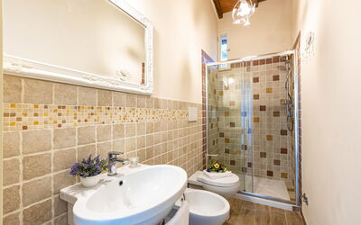 Peccioli Villa with Private Pool, Ac and Privacy: Badkamer, Herfst, Lente, Zomer