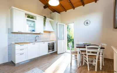 Peccioli Villa with Private Pool, Ac and Privacy: Herfst, Keuken, Lente, Woonkamer, Zomer