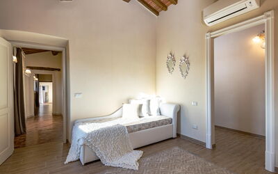 Peccioli Villa with Private Pool, Ac and Privacy: Herfst, Lente, slaapkamer, Zomer