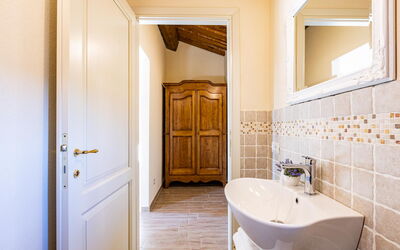 Peccioli Villa with Private Pool, Ac and Privacy: Badkamer, Herfst, Lente, Zomer