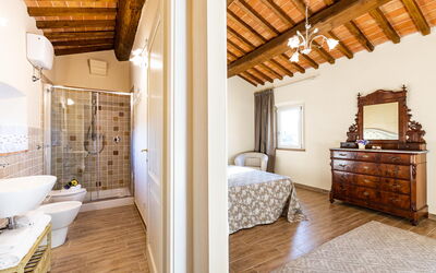 Peccioli Villa with Private Pool, Ac and Privacy: Badkamer, Herfst, Lente, Zomer