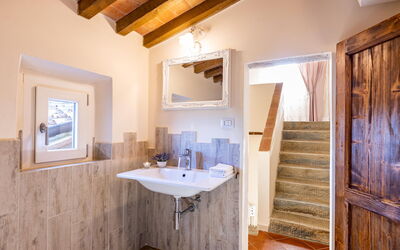 Peccioli Villa with Private Pool, Ac and Privacy: Badkamer, Herfst, Lente, Zomer