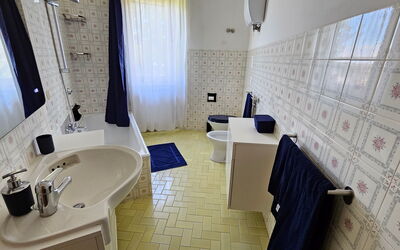 La Piccola Rocca: Bathroom