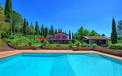 Villa Barbarella: bassin, Extérieur